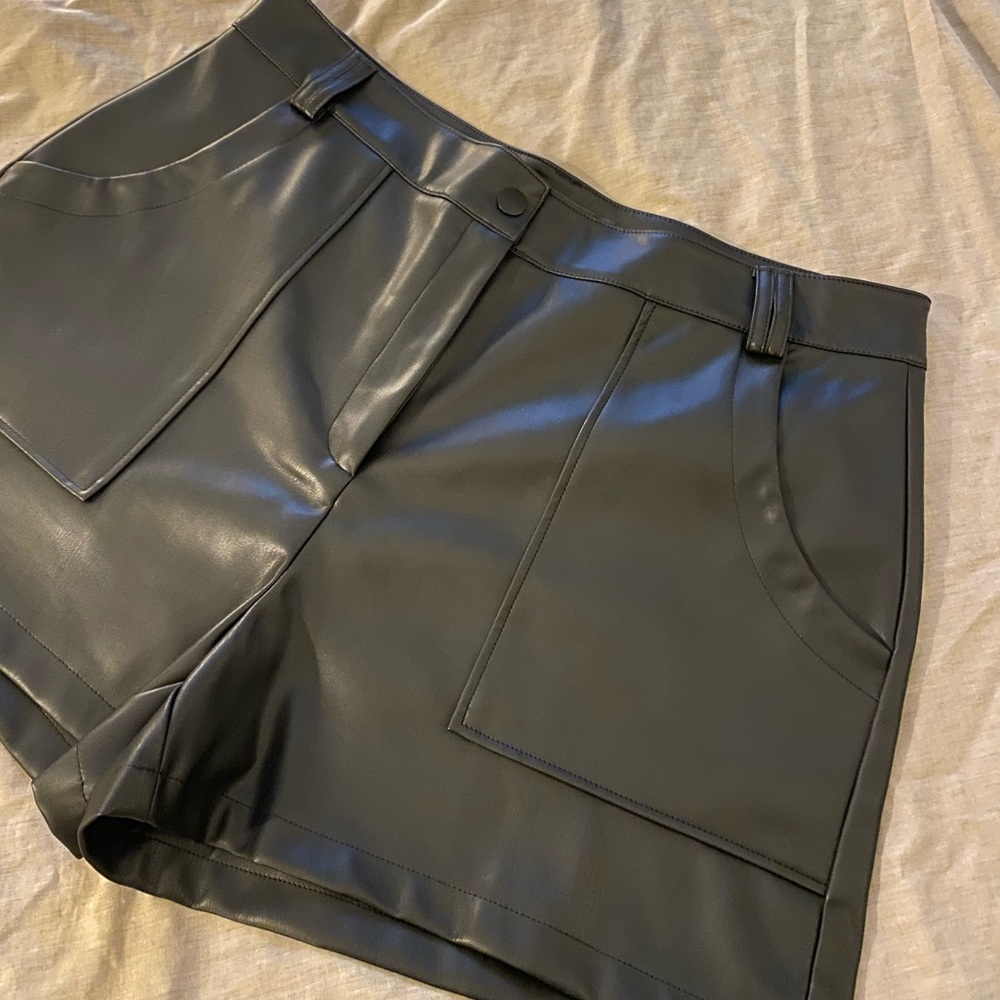 HIGH WAISTED BLACK LEATHER SHORTS